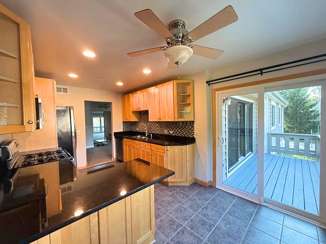97 BURR OAK Lane A2, Schaumburg, IL 60193