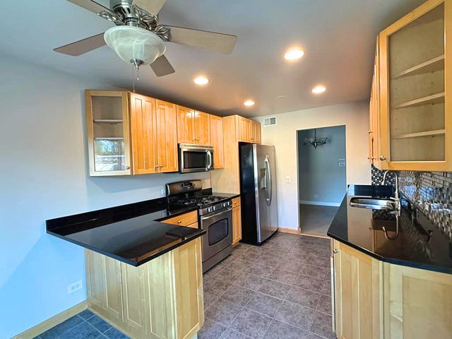 97 BURR OAK Lane A2, Schaumburg, IL 60193