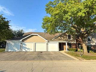 97 BURR OAK Lane A2, Schaumburg, IL 60193