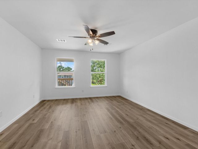 628 Oakdale Street, Shoreacres, TX 77571