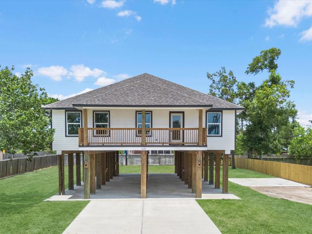 628 Oakdale Street, Shoreacres, TX 77571