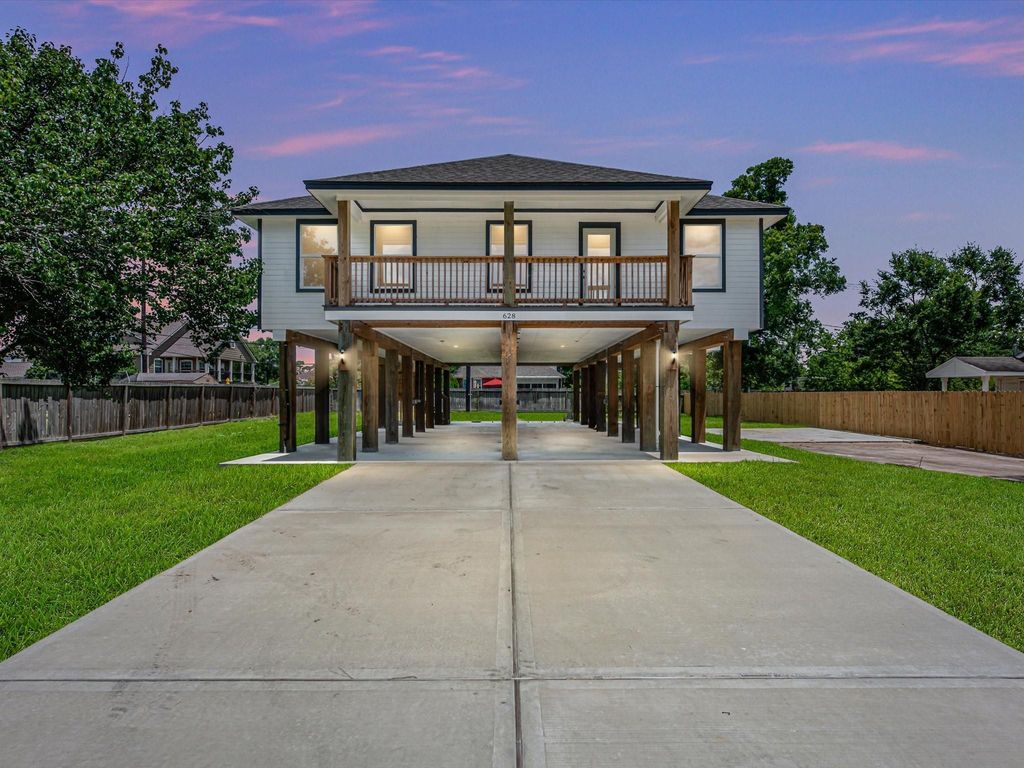 628 Oakdale Street, Shoreacres, TX 77571