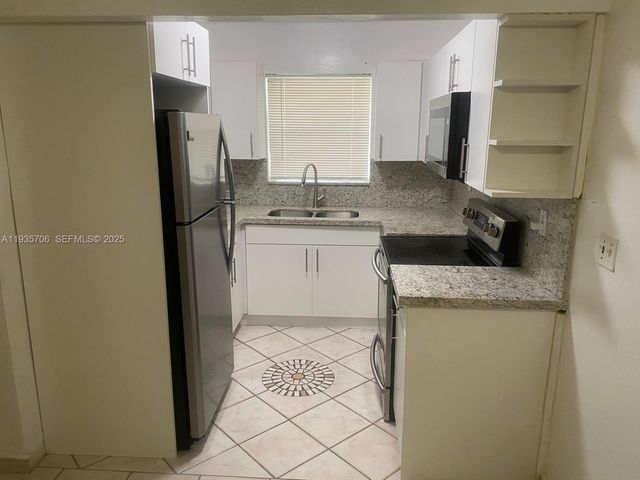 400 SE 3rd Ave 106, Hallandale Beach, FL 33009