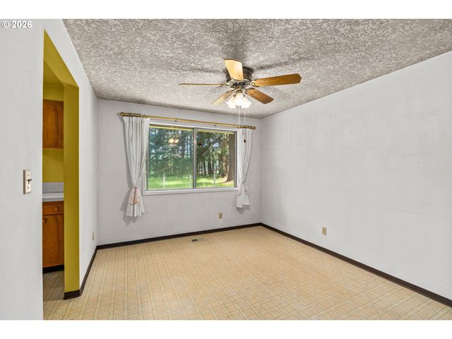 23560 SUTTLE Rd, Veneta, OR 97487