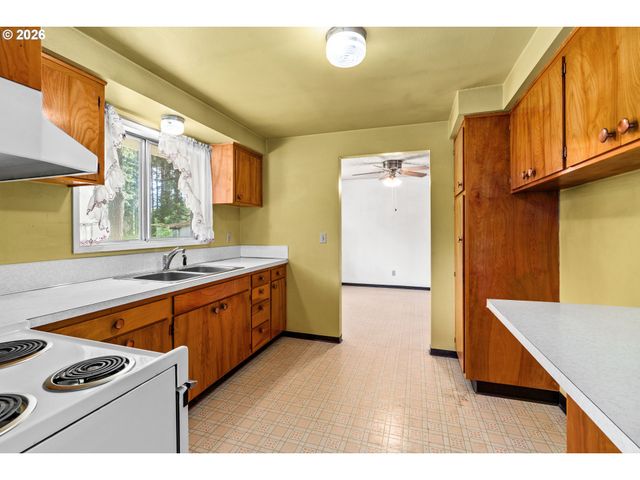 23560 SUTTLE Rd, Veneta, OR 97487