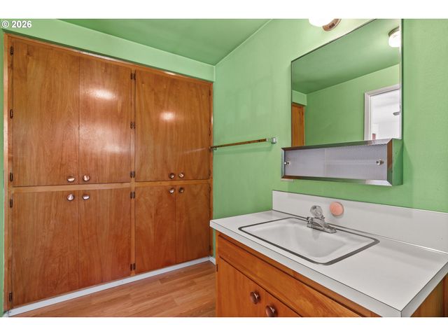 23560 SUTTLE Rd, Veneta, OR 97487