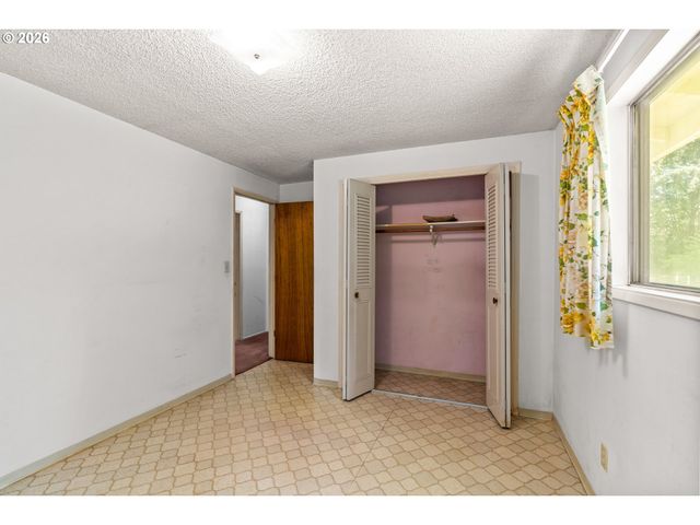 23560 SUTTLE Rd, Veneta, OR 97487