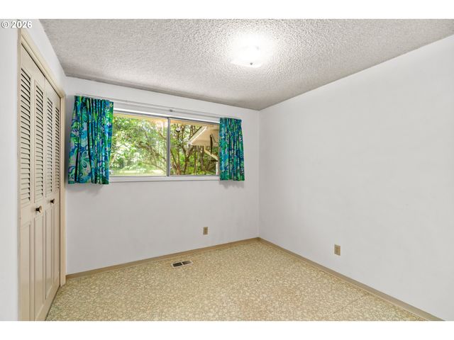 23560 SUTTLE Rd, Veneta, OR 97487