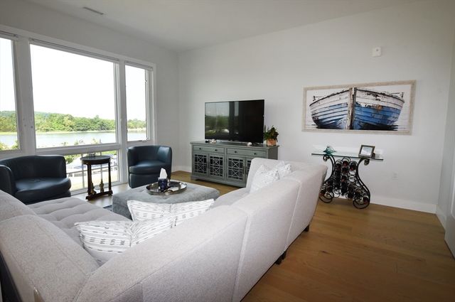 10 Shipyard Drive 313, Hingham, MA 02043