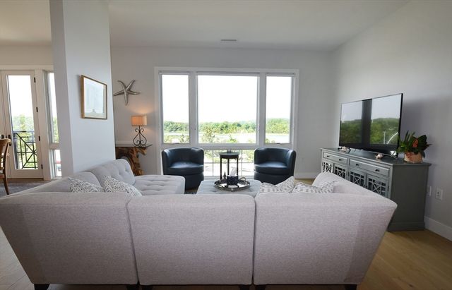 10 Shipyard Drive 313, Hingham, MA 02043