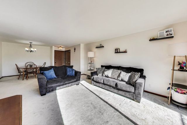 5840 W 104th Street 209, Oak Lawn, IL 60453