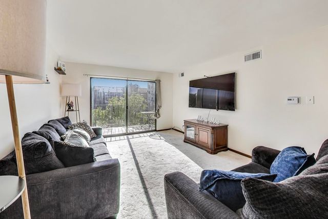 5840 W 104th Street 209, Oak Lawn, IL 60453