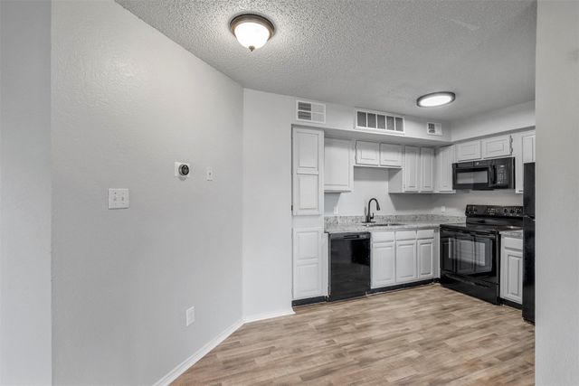 2300 Bamboo Drive N111, Arlington, TX 76006