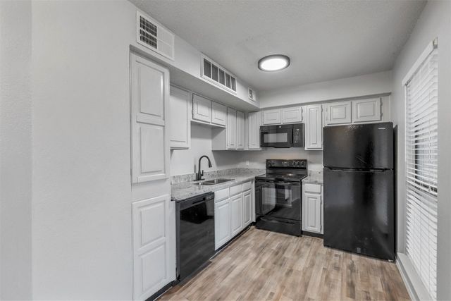 2300 Bamboo Drive N111, Arlington, TX 76006