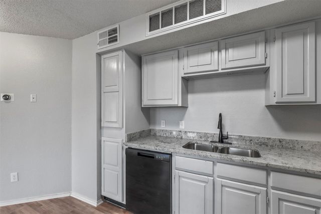 2300 Bamboo Drive N111, Arlington, TX 76006