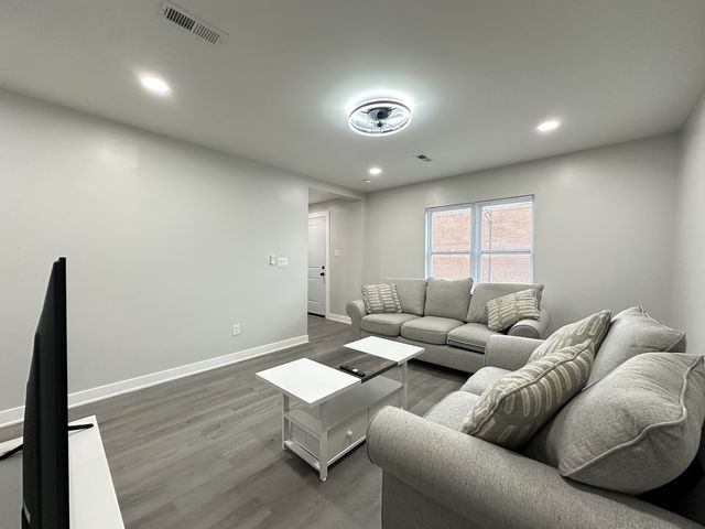 1937 W GRAND Avenue 2, Chicago, IL 60622