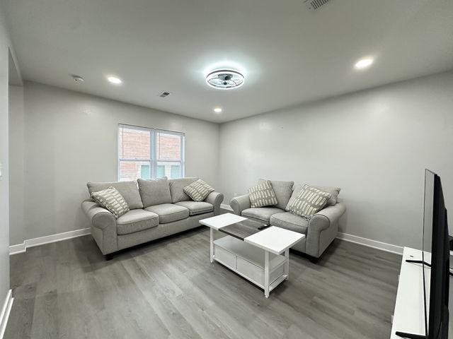 1937 W GRAND Avenue 2, Chicago, IL 60622