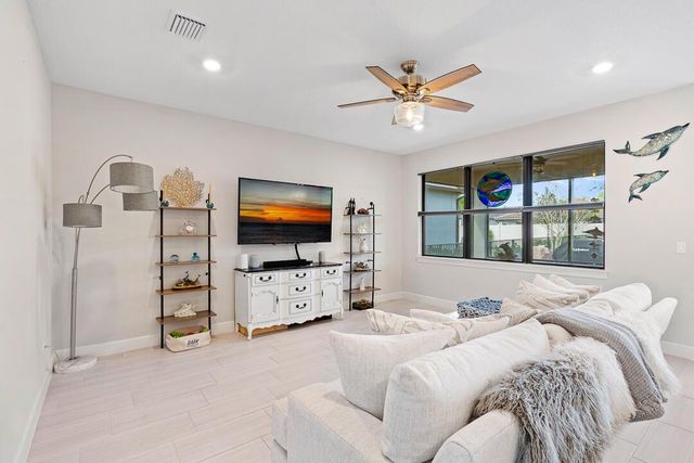 519 SE Villandry Way, Port St Lucie, FL 34984