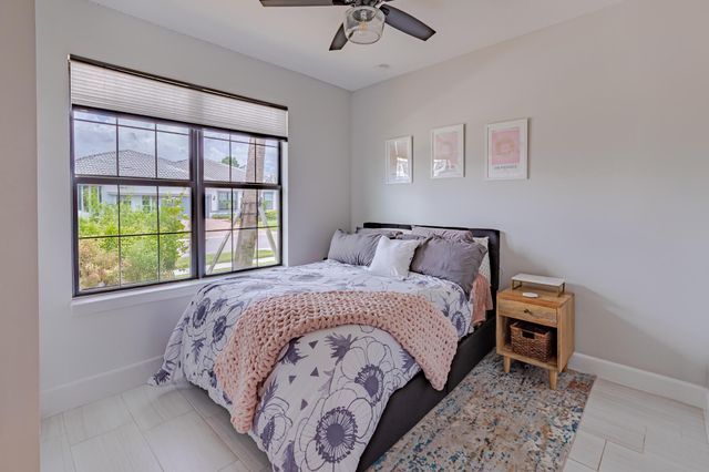 519 SE Villandry Way, Port St Lucie, FL 34984