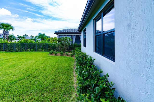 519 SE Villandry Way, Port St Lucie, FL 34984