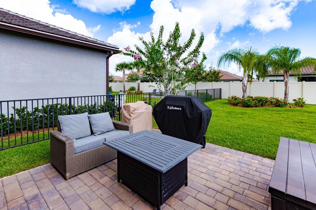 519 SE Villandry Way, Port St Lucie, FL 34984