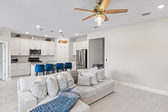 519 SE Villandry Way, Port St Lucie, FL 34984