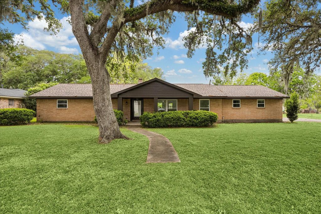 1107 Hallie Street, Sweeny, TX 77480