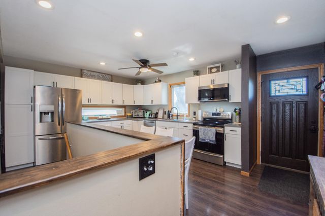 906 14th Street N, Moorhead, MN 56560