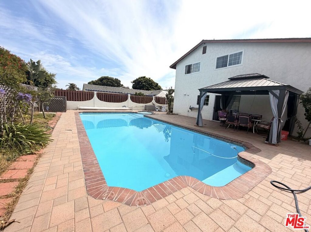 Image 2 of property listing at 2114 Rhonda Street, Oxnard, CA 93036