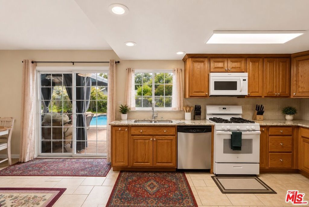 Image 7 of property listing at 2114 Rhonda Street, Oxnard, CA 93036