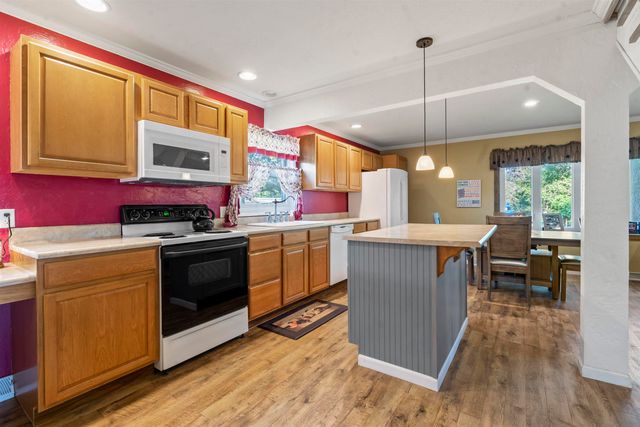 2094 Jamestown Ave, Independence, IA 50644