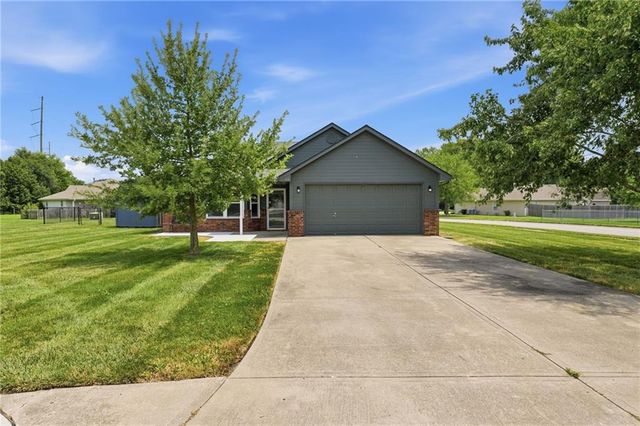 103 SW Blue Branch Circle, Grain Valley, MO 64029