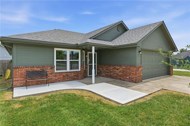103 SW Blue Branch Circle, Grain Valley, MO 64029
