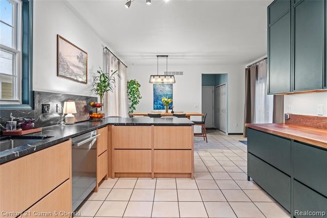 43107 Emerson Way, Novi, MI 48377