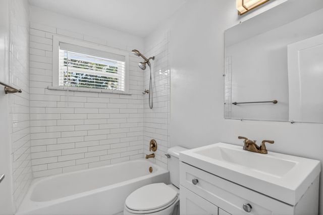 954 SE 7th St, Deerfield Beach, FL 33441