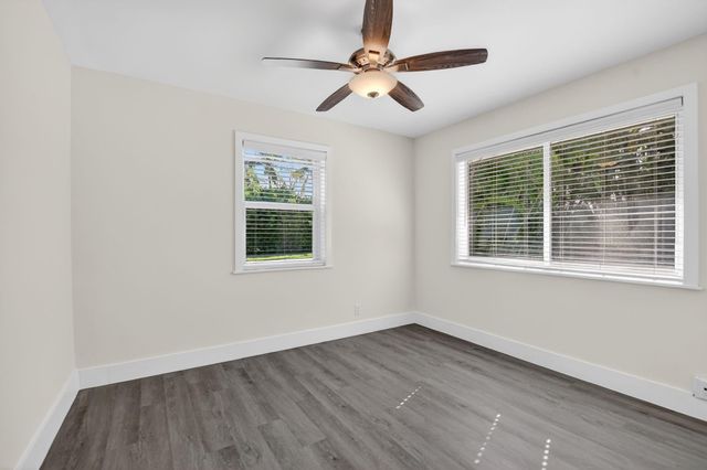 954 SE 7th St, Deerfield Beach, FL 33441