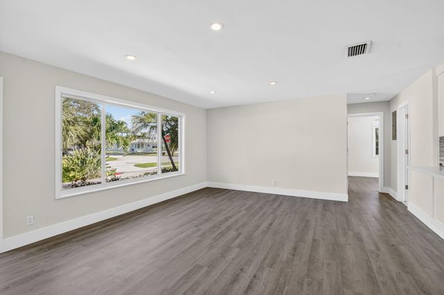 954 SE 7th St, Deerfield Beach, FL 33441