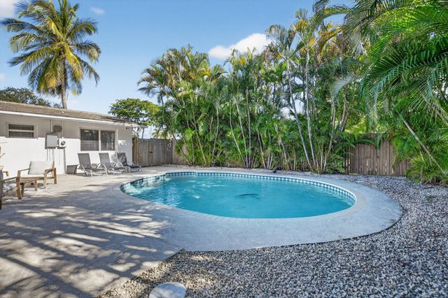 954 SE 7th St, Deerfield Beach, FL 33441