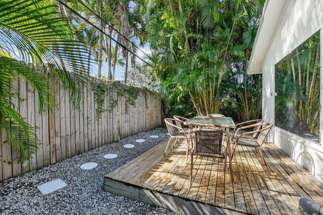 954 SE 7th St, Deerfield Beach, FL 33441