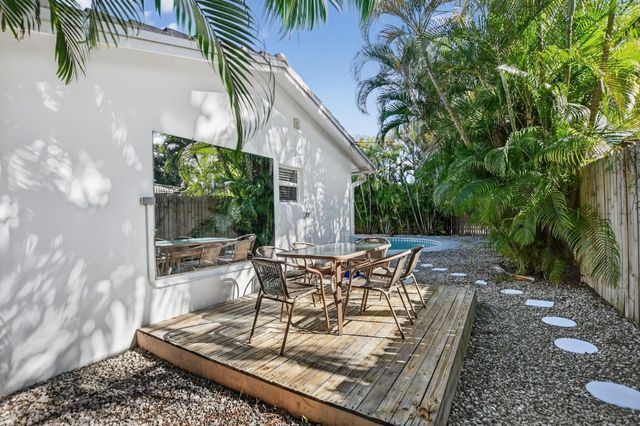 954 SE 7th St, Deerfield Beach, FL 33441