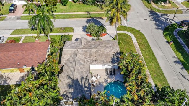 954 SE 7th St, Deerfield Beach, FL 33441
