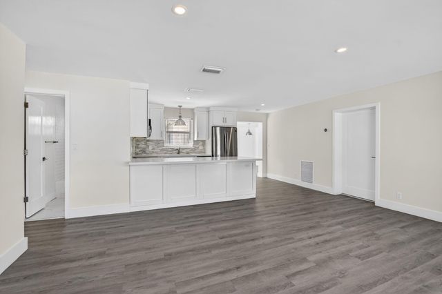 954 SE 7th St, Deerfield Beach, FL 33441