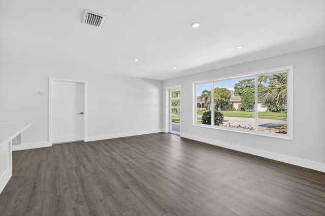 954 SE 7th St, Deerfield Beach, FL 33441