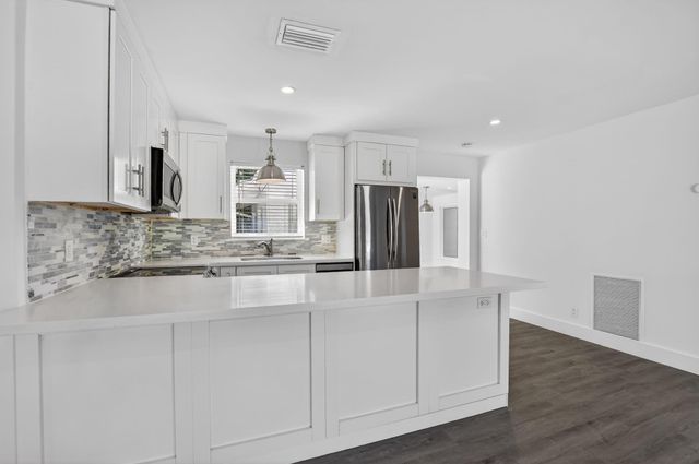 954 SE 7th St, Deerfield Beach, FL 33441