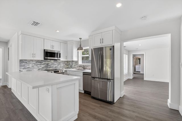 954 SE 7th St, Deerfield Beach, FL 33441