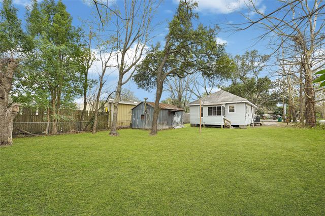 830 Ross St, La Marque, TX 77568