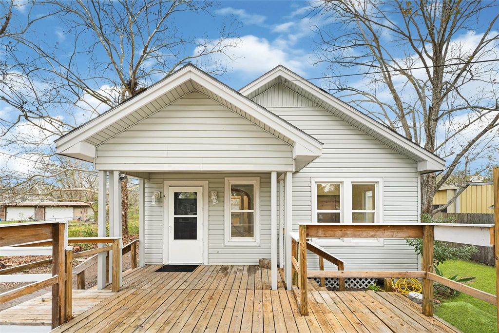 830 Ross St, La Marque, TX 77568