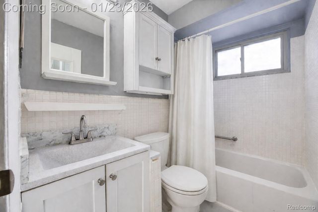 1850 Axtell Drive 2, Troy, MI 48084