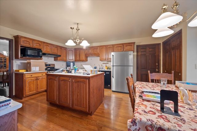 2350 Tanglewood Court, Aurora, IL 60506