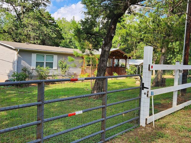 184 Arrowhead DR, Smithville, TX 78957